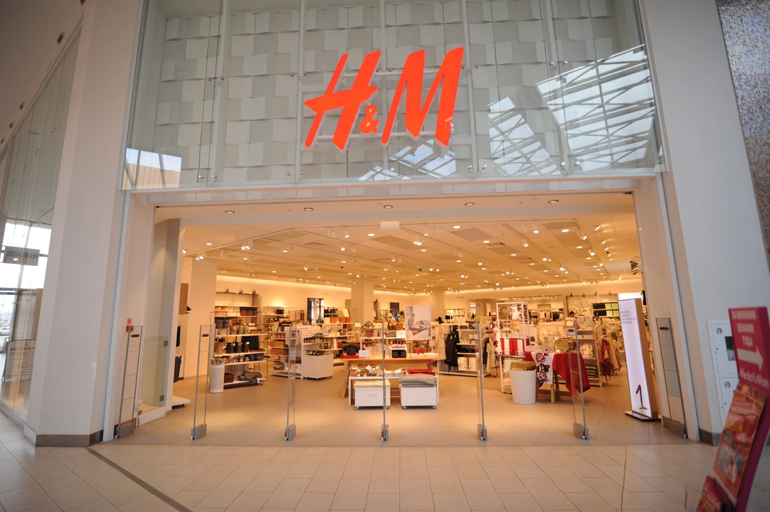 How many pieces does a regular H&M store sell per day?